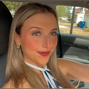 Meet your Posher, Claire